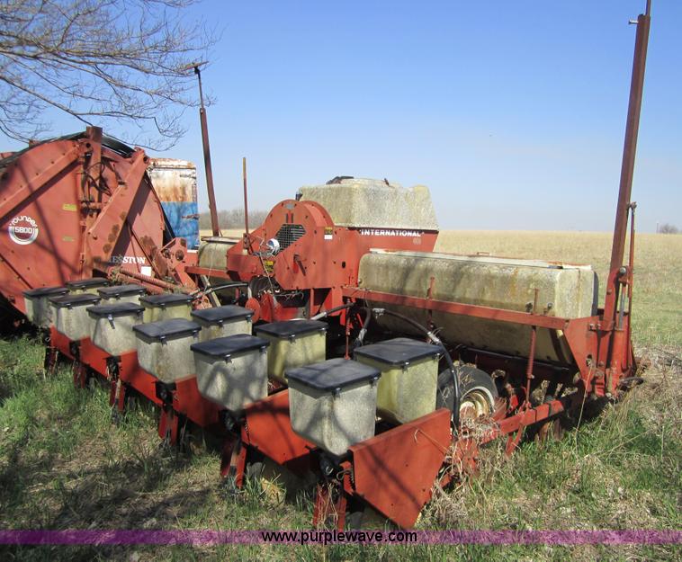 image for item 3851 International Cyclo 400 six row planter