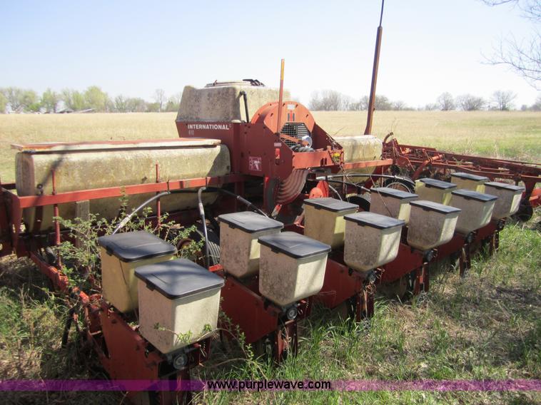 image for item 3851 International Cyclo 400 six row planter