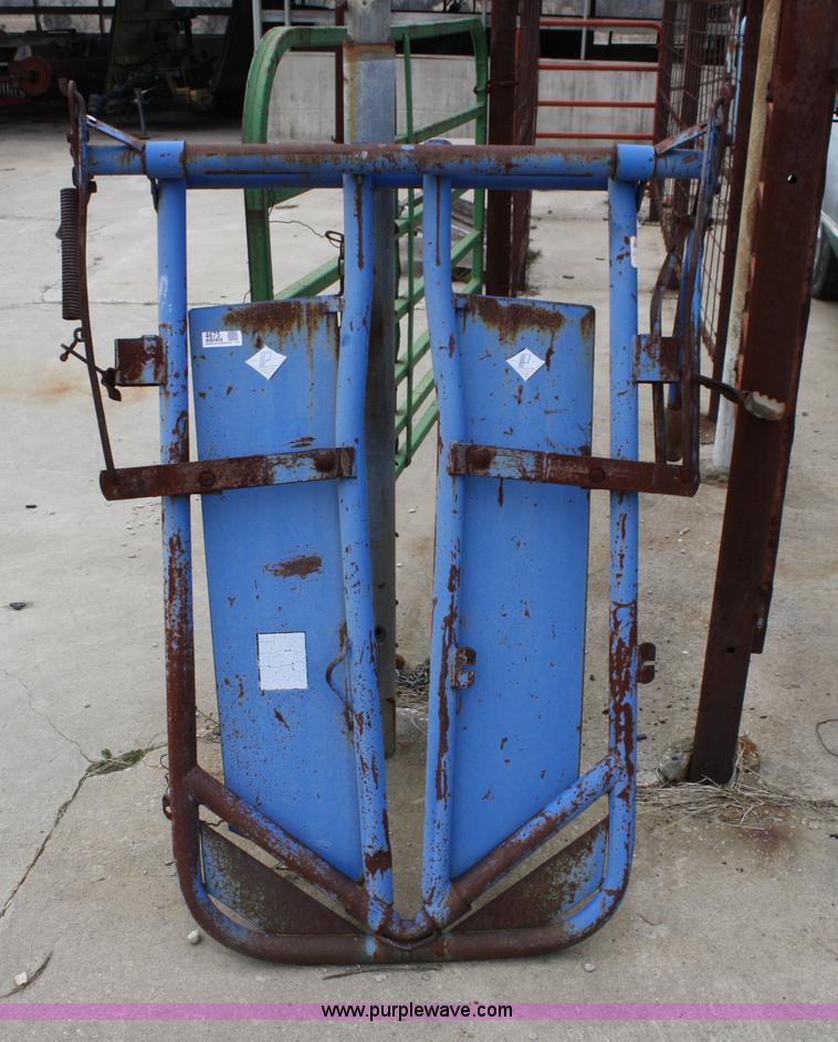 Priefert headgate in Tonganoxie, KS Item 4675 sold Purple Wave