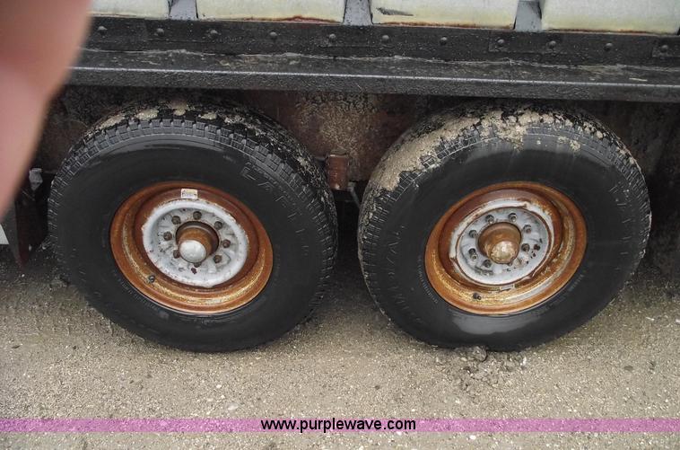 image for item 5429 1987 Kiefer Built 29' stock trailer