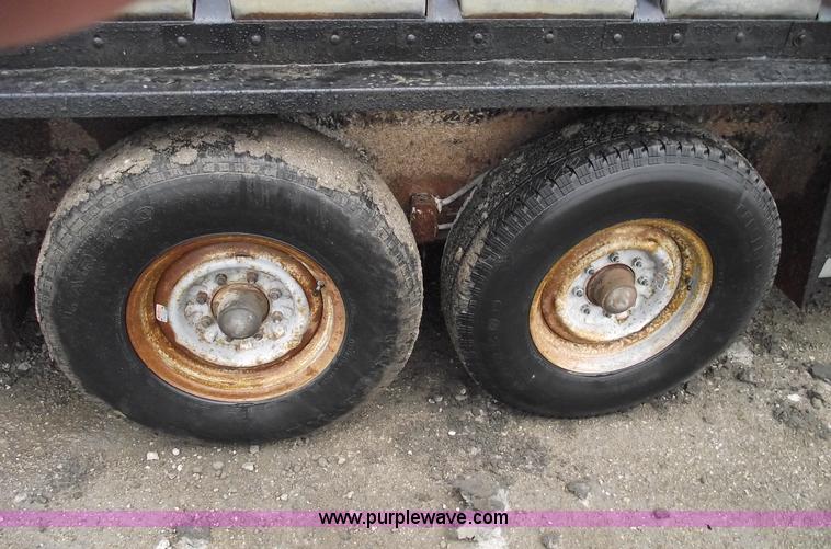 image for item 5429 1987 Kiefer Built 29' stock trailer