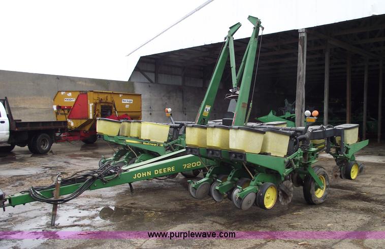 image for item 5453 John Deere 7200 14 row vacuum planter