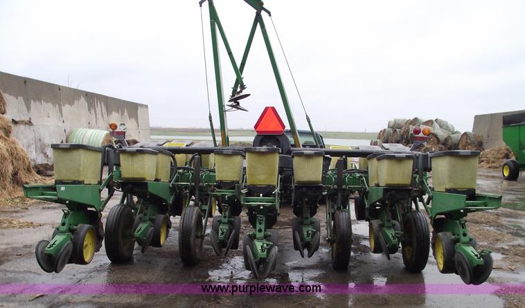 image for item 5453 John Deere 7200 14 row vacuum planter