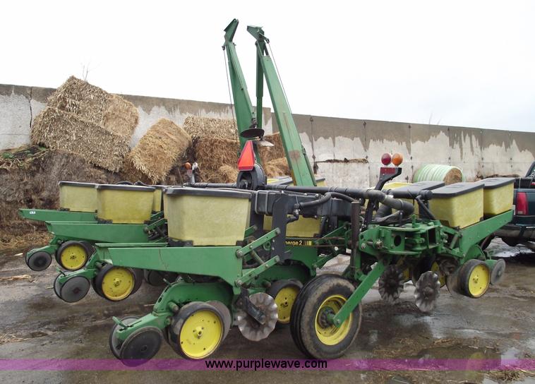 image for item 5453 John Deere 7200 14 row vacuum planter