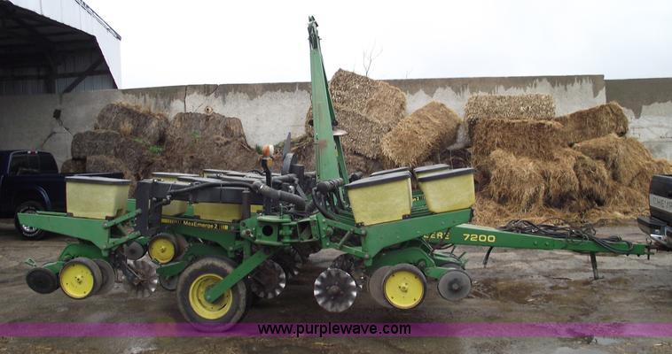 image for item 5453 John Deere 7200 14 row vacuum planter