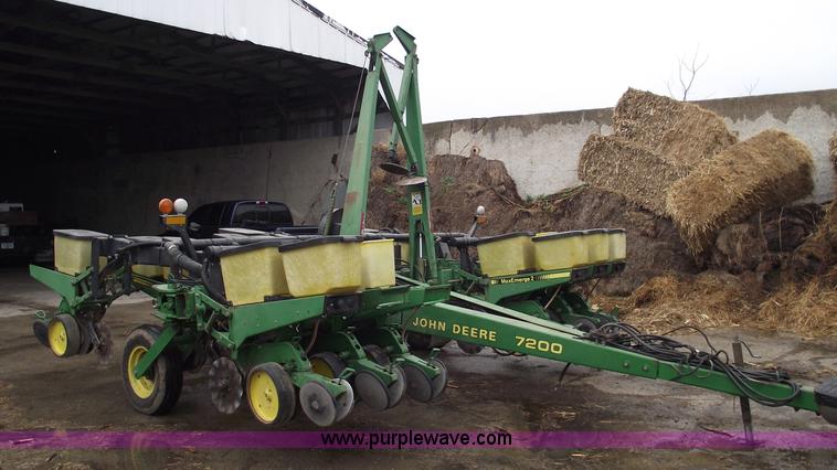 image for item 5453 John Deere 7200 14 row vacuum planter