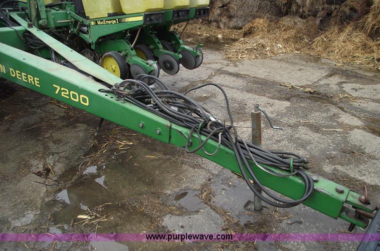 image for item 5453 John Deere 7200 14 row vacuum planter