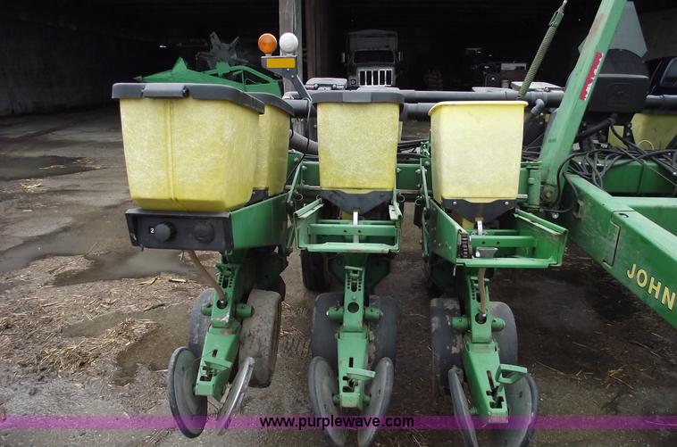 image for item 5453 John Deere 7200 14 row vacuum planter