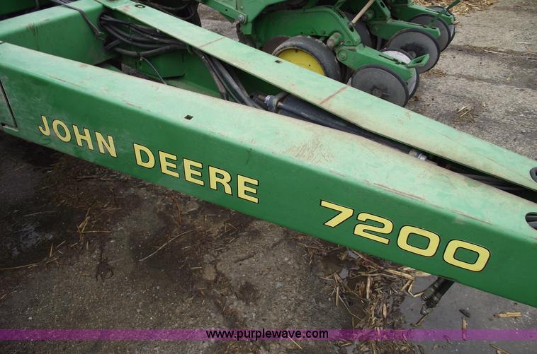 image for item 5453 John Deere 7200 14 row vacuum planter