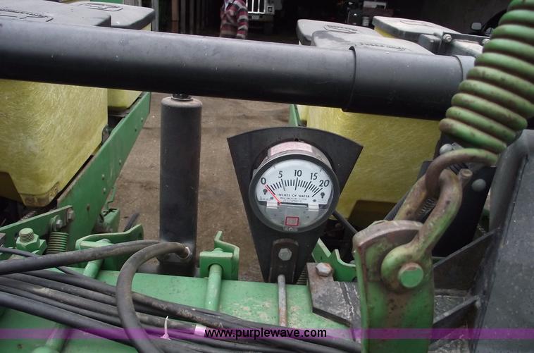 image for item 5453 John Deere 7200 14 row vacuum planter