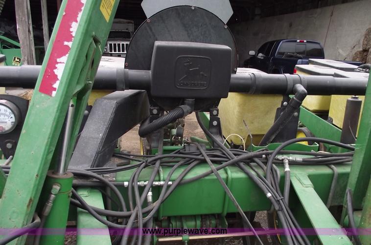 image for item 5453 John Deere 7200 14 row vacuum planter