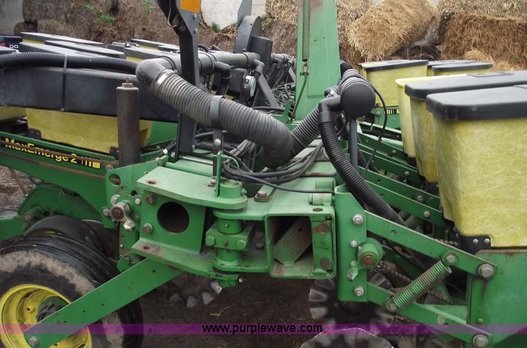 image for item 5453 John Deere 7200 14 row vacuum planter