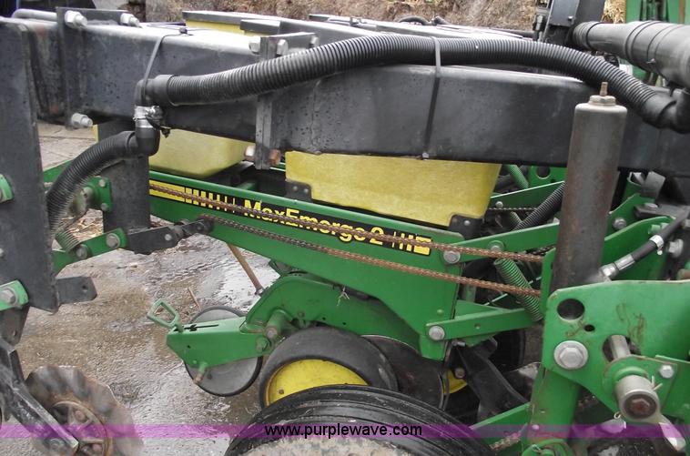image for item 5453 John Deere 7200 14 row vacuum planter
