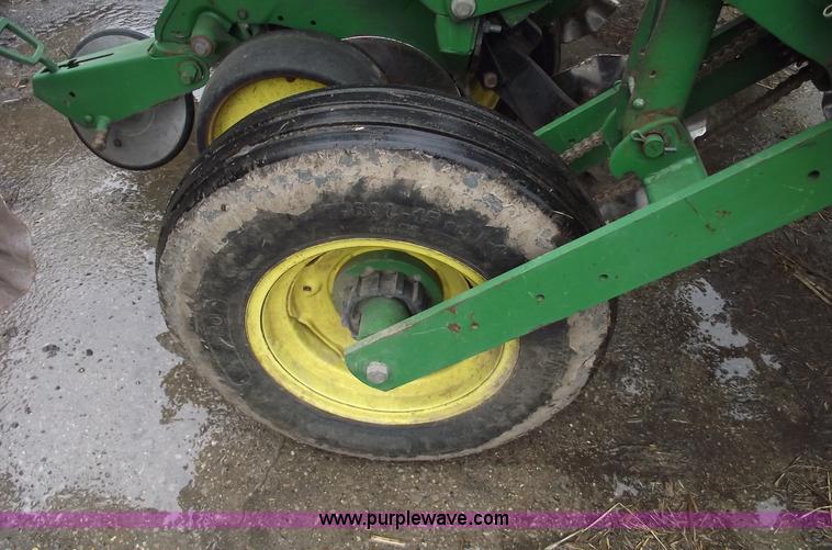 image for item 5453 John Deere 7200 14 row vacuum planter