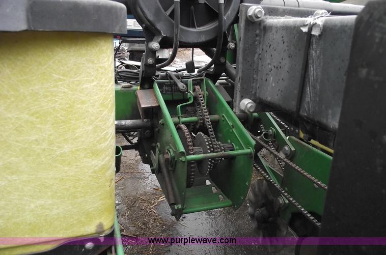 image for item 5453 John Deere 7200 14 row vacuum planter