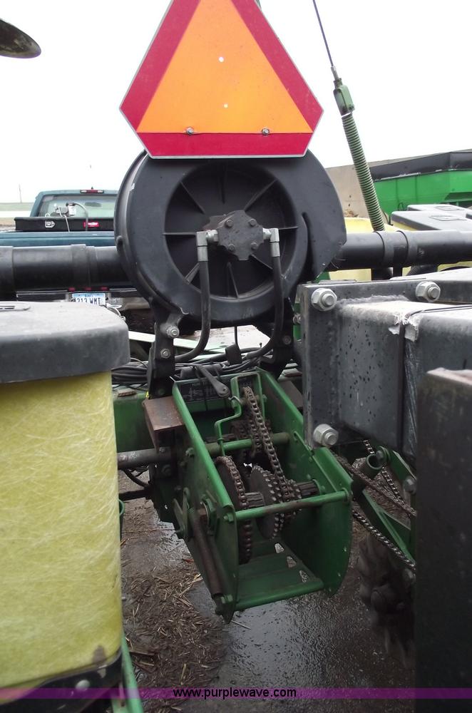 image for item 5453 John Deere 7200 14 row vacuum planter