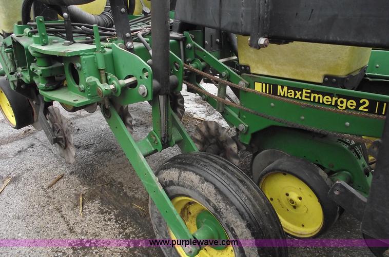 image for item 5453 John Deere 7200 14 row vacuum planter