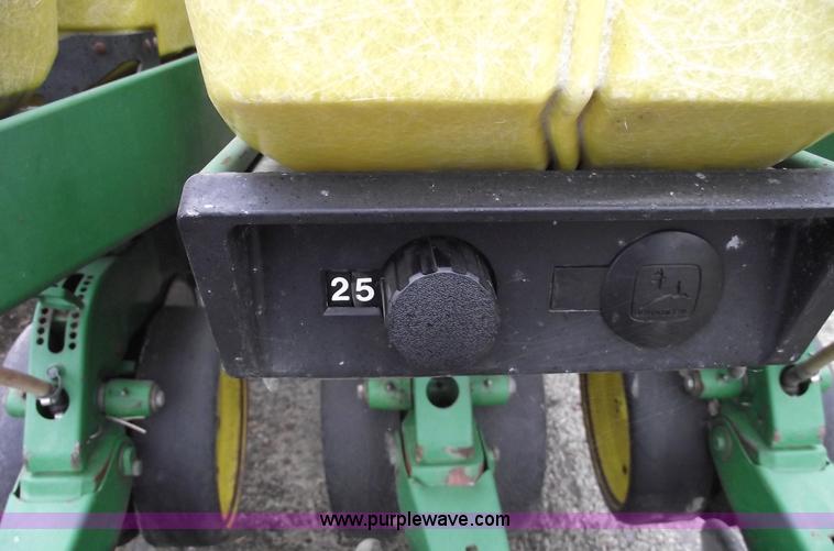 image for item 5453 John Deere 7200 14 row vacuum planter