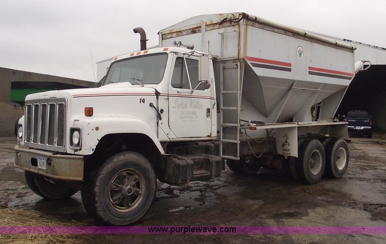 image for item 5454 1978 International S2500 tender box truck