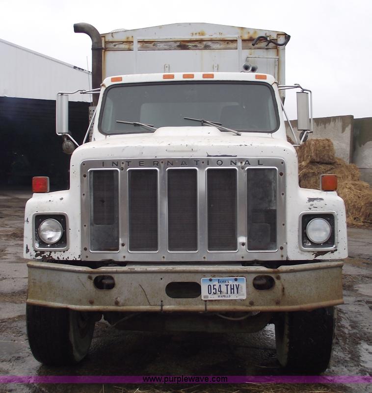 image for item 5454 1978 International S2500 tender box truck