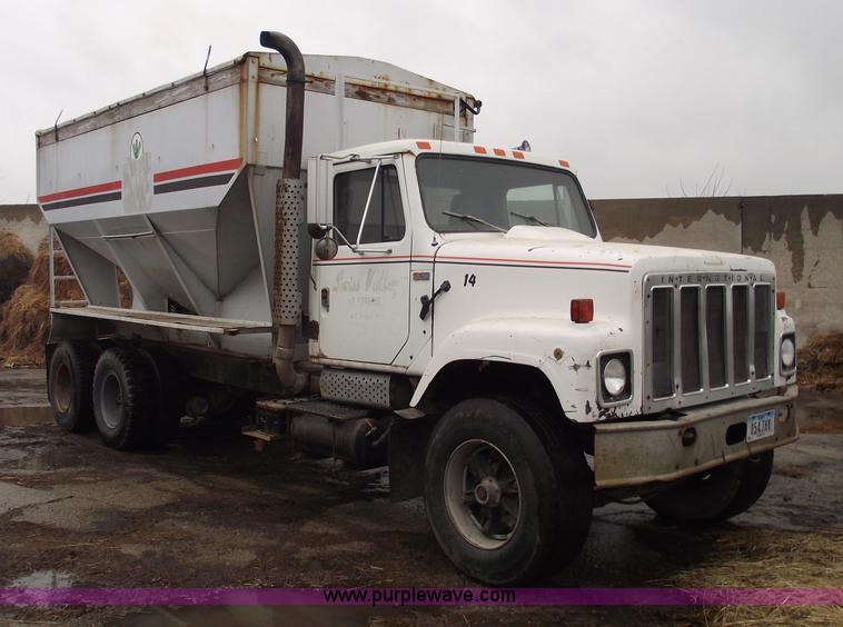 image for item 5454 1978 International S2500 tender box truck