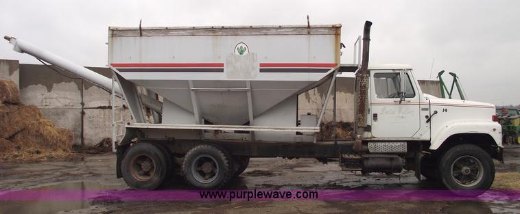 image for item 5454 1978 International S2500 tender box truck