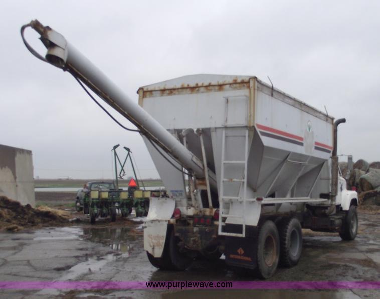 image for item 5454 1978 International S2500 tender box truck