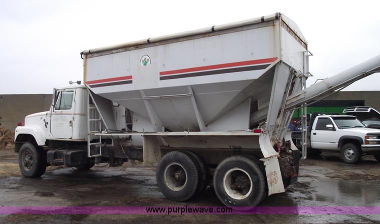 image for item 5454 1978 International S2500 tender box truck