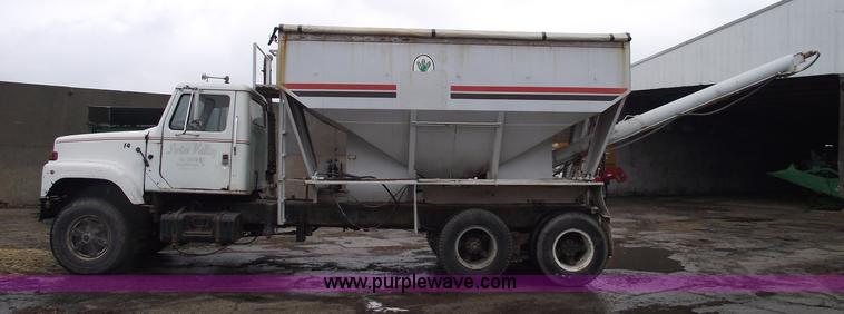 image for item 5454 1978 International S2500 tender box truck