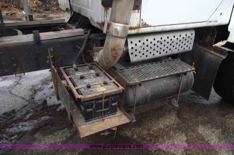 image for item 5454 1978 International S2500 tender box truck