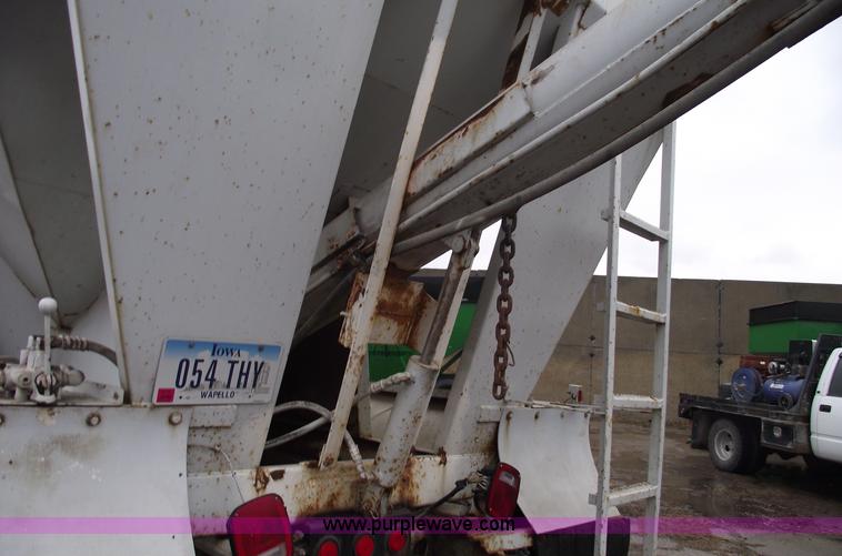 image for item 5454 1978 International S2500 tender box truck