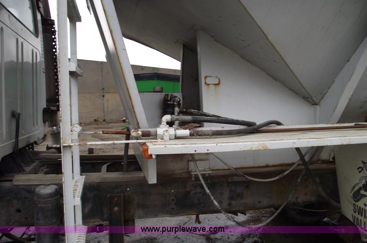 image for item 5454 1978 International S2500 tender box truck