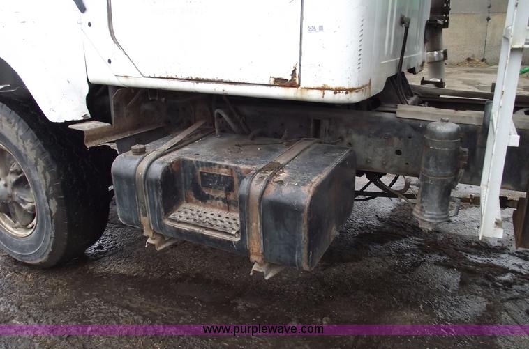 image for item 5454 1978 International S2500 tender box truck