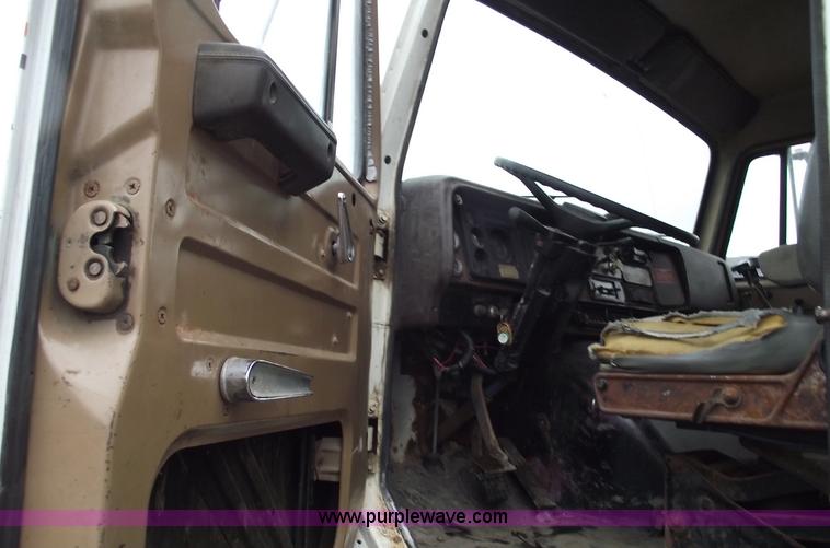 image for item 5454 1978 International S2500 tender box truck