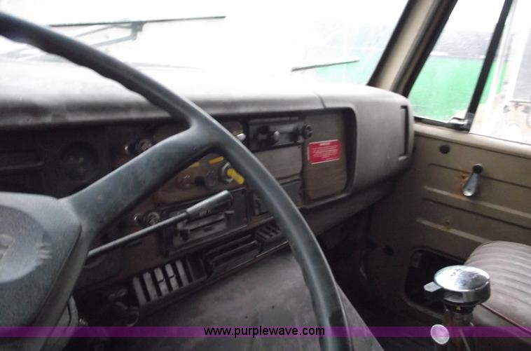 image for item 5454 1978 International S2500 tender box truck