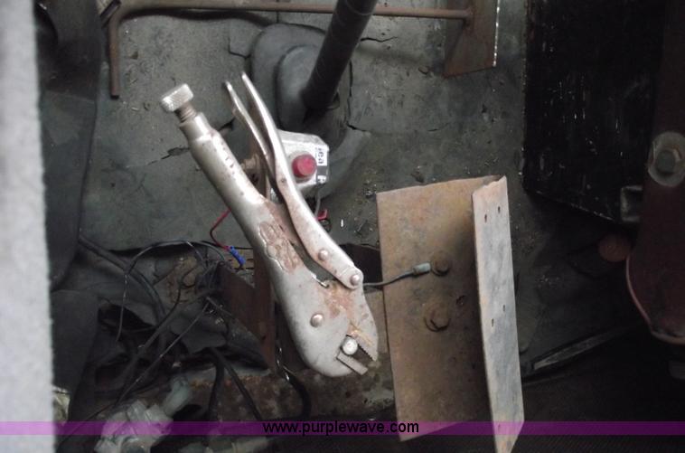 image for item 5454 1978 International S2500 tender box truck