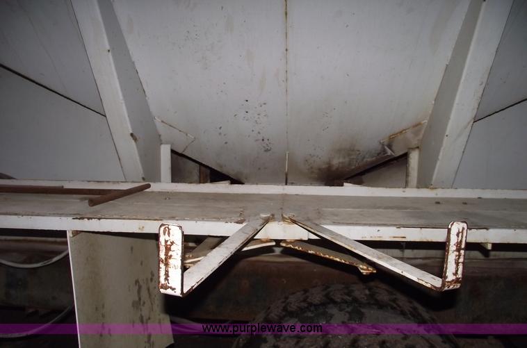 image for item 5454 1978 International S2500 tender box truck