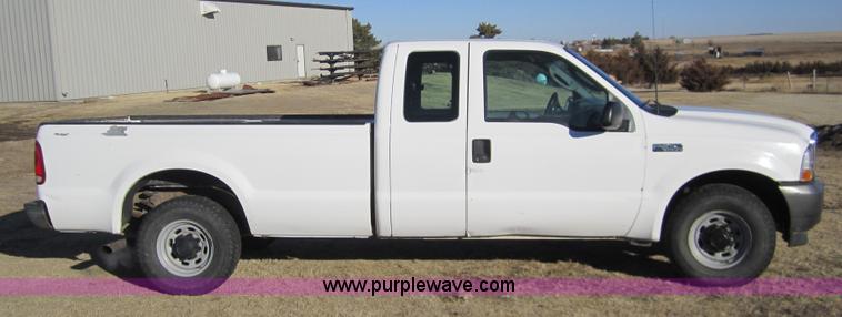 image for item 3405 2003 Ford F250 XL Super Duty super cab pickup truck