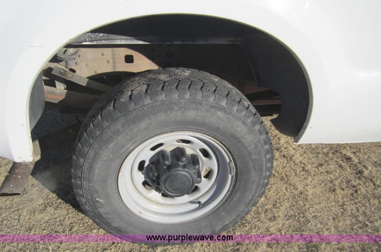 image for item 3405 2003 Ford F250 XL Super Duty super cab pickup truck
