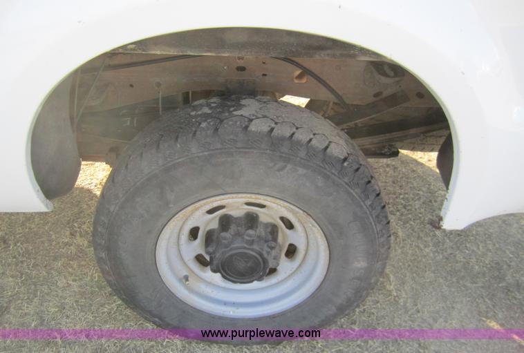 image for item 3405 2003 Ford F250 XL Super Duty super cab pickup truck