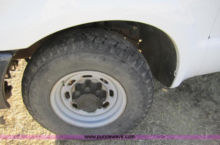 image for item 3405 2003 Ford F250 XL Super Duty super cab pickup truck
