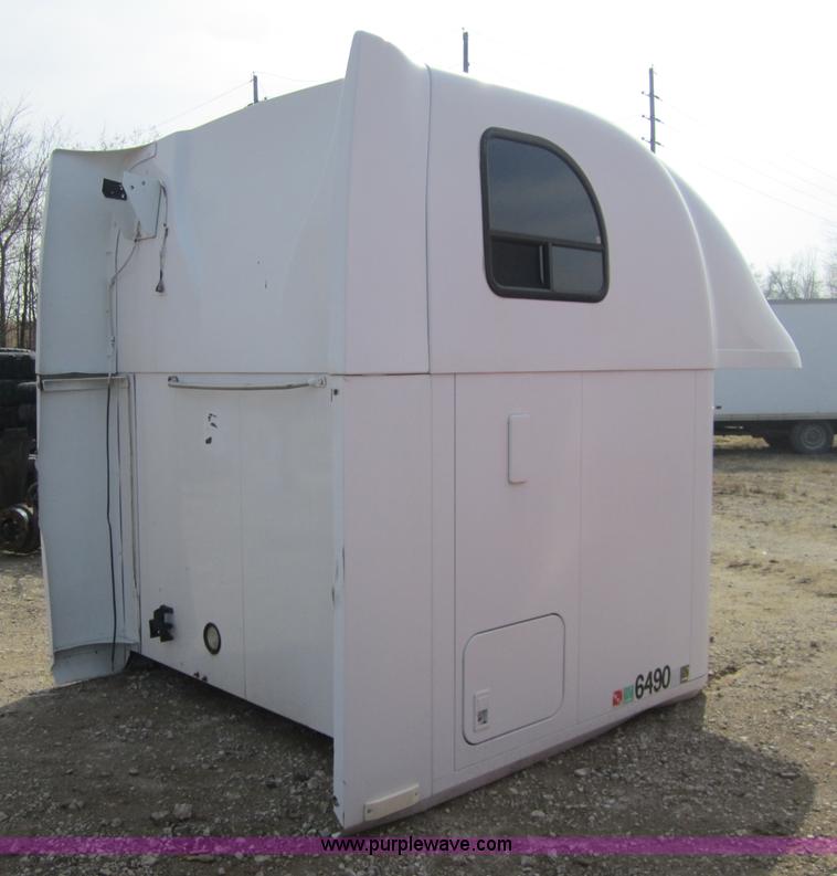 image for item 3827 2001 Mack 75" double bunk sleeper