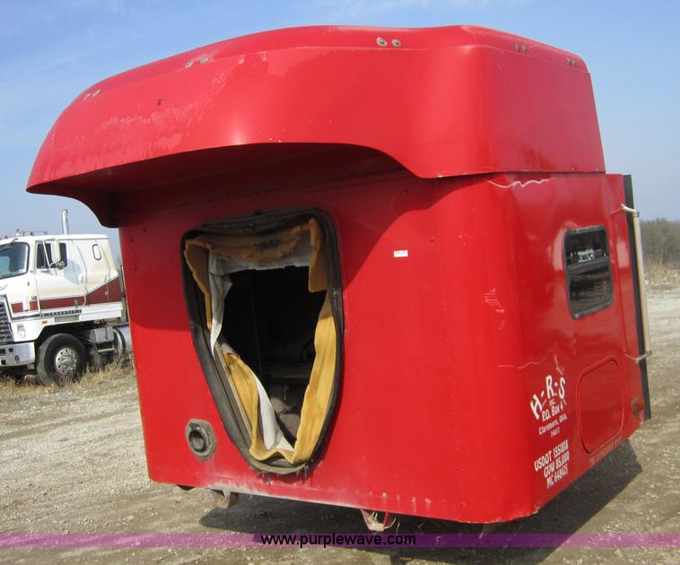 image for item 3828 1999 International 60" double bunk sleeper