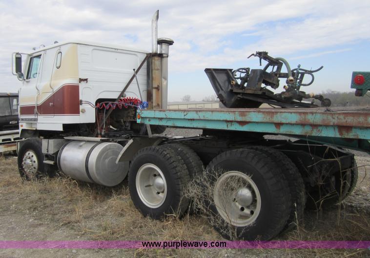 image for item 3833 1979 International COF4070B Transtar II semi truck