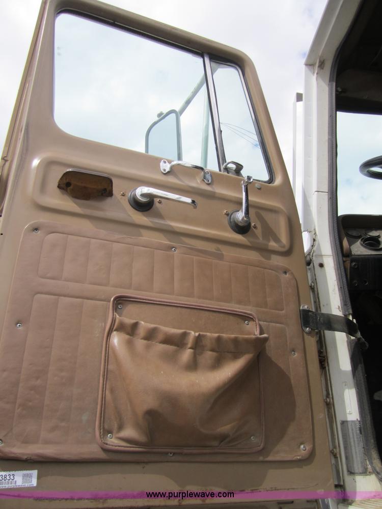 image for item 3833 1979 International COF4070B Transtar II semi truck