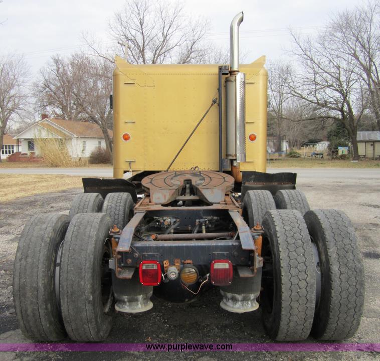 image for item 4344 1993 Freightliner FLD120 semi truck