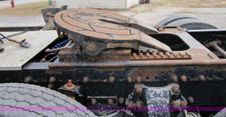 image for item 4344 1993 Freightliner FLD120 semi truck