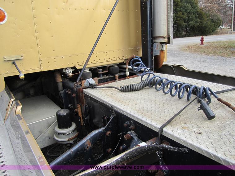 image for item 4344 1993 Freightliner FLD120 semi truck