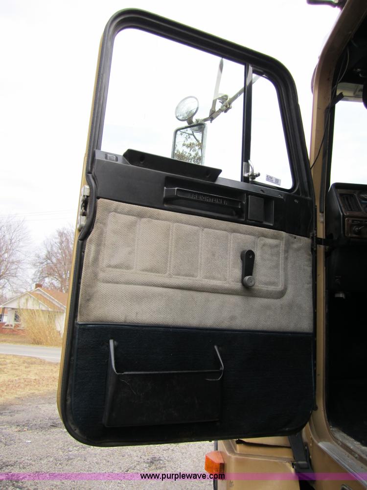 image for item 4344 1993 Freightliner FLD120 semi truck