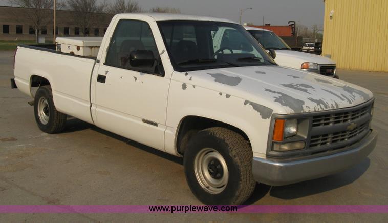 image for item 8102 1994 Chevrolet C1500 Cheyenne pickup truck